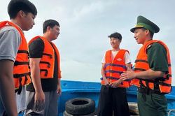 Chuyến đò đặc biệt đưa 30 sĩ tử 'vượt sóng' đi thi tốt nghiệp THPT