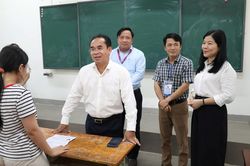 Lãnh đạo thành phố Đà Nẵng kiểm tra các điểm thi, động viên các thí sinh trước thềm Kỳ thi Tốt nghiệp THPT 2026