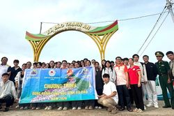 Học sinh xã đảo Thạnh An vào đất liền dự thi tốt nghiệp THPT