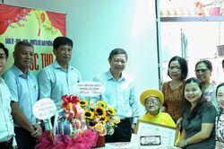 Lãnh đạo TPHCM thăm, chúc thọ người cao tuổi tiêu biểu