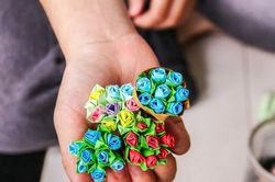 Chiến binh áo xanh miệt mài gấp hoa, viết thiệp tiếp sức sĩ tử
