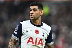 Man United tranh sao Tottenham với Barca