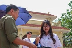 Bắc Ninh sử dụng máy quét cầm tay để hỗ trợ kiểm soát thí sinh vào phòng thi