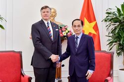 Bộ trưởng Ngoại giao L&ecirc; Ho&agrave;i Trung tiếp Thứ trưởng Ngoại giao Hoa Kỳ