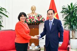 Bộ trưởng Ngoại giao Lê Hoài Trung tiếp Quốc vụ khanh Bộ Ngoại giao Anh