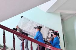 Đoàn viên, thanh niên 'đội nắng' hỗ trợ người dân di dời tài sản 'nhường chỗ' cho sân bay Gia Bình