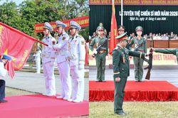Chiến sĩ mới nhận vũ khí và tuyên thệ dưới Quân kỳ Quyết thắng