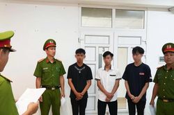 Khởi tố 3 đối tượng 'biểu diễn' bốc đầu xe máy trên quốc lộ