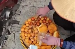 Hà Nội: Xác minh thông tin du khách bị 'chặt chém' 420 nghìn đồng cho 10 chiếc bánh rán