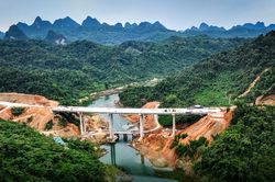 Chinh phục đại ngàn, mở lối cao tốc