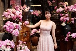 Giới trẻ 'sống ảo' với loài hoa đắt tiền được trưng bày ở quán cà phê TPHCM
