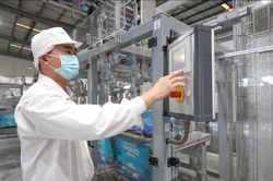 Đằng sau cánh cửa nhà máy Vinamilk: Hàng trăm lớp kiểm duyệt cho một lon sữa bột
