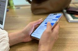 Tin nhắn của đồng nghiệp khiến tôi chết lặng giữa đường đưa con đi viện