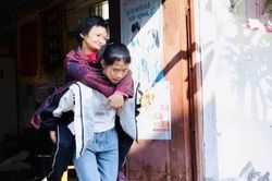 Bé gái 13 tuổi chăm mẹ suốt 7 năm, được vinh danh 'Thiếu niên ưu tú'