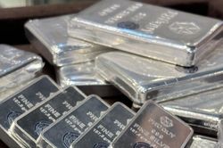 Giá bạc rơi thẳng xuống đáy, người 'đu đỉnh' lỗ hơn 56 triệu đồng/kg