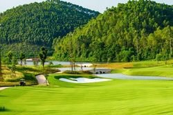 Hạ chức trưởng phòng ở Phú Thọ đi đánh golf trong giờ hành chính