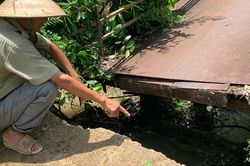Sập mố cầu sắt ở TPHCM, người dân phải đi vòng hơn 1km
