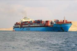 Tàu chở hàng đọ súng với tàu vũ trang ở ngoài khơi Yemen