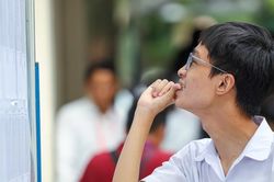 Sĩ tử hồi hộp trước khi vượt vũ môn thi tốt nghiệp THPT 2026