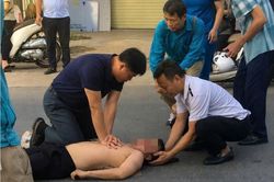 Trên đường đi làm về, phó giám đốc bệnh viện ép tim cứu người bị nạn