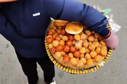 Xử phạt người bán 10 chiếc bánh rán giá 420.000 đồng cho du khách ở Hà Nội