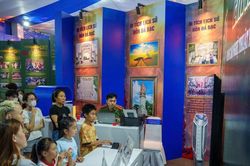 Khám phá 'Bức tường An ninh mạng' trên phố đi bộ Nguyễn Huệ