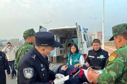 Hỗ trợ cấp cứu hai công dân Trung Quốc qua 'luồng xanh'