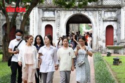 Sĩ tử gửi kỳ vọng tại Văn Miếu trước kỳ thi tốt nghiệp THPT
