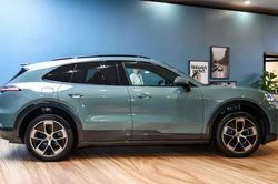 SUV hạng sang công suất 1.156 mã lực, phạm vi hoạt động 669 km/lần sạc, thiết kế thể thao