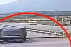 Lao sang đường bất ngờ, bé gái trải qua 2 lần thoát chết liên tiếp