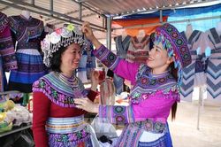 Cận cảnh khu chợ độc lạ của người Mông giữa Tây Nguyên đại ngàn