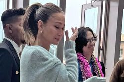Jennifer Lopez bật khóc trong lễ tốt nghiệp của con trai