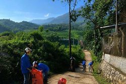 Giữ màu xanh dưới chân núi