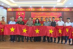 Trao 3.000 lá cờ Tổ quốc cho ngư dân phường Sầm Sơn và xã Tiên Trang