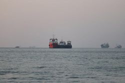 Dầu 'ma' góp phần hạ nhiệt giá dầu toàn cầu