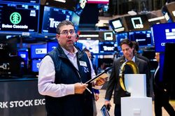 S&P 500 mất điểm dù giá dầu giảm mạnh