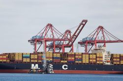 Xuất khẩu dầu mỏ kỷ lục giúp Mỹ thu hẹp thâm hụt thương mại