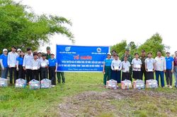 Đồn Biên phòng Phú Mỹ tặng quà học sinh Campuchia có hoàn cảnh khó khăn
