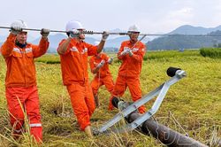 Giữ d&ograve;ng điện th&ocirc;ng suốt trong m&ugrave;a mưa lũ
