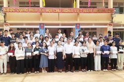 Chư Sê tặng 136 suất quà cho thí sinh có hoàn cảnh khó khăn