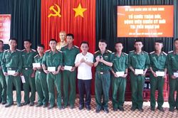 Lãnh đạo xã Vạn Ninh thăm, động viên các chiến sĩ mới