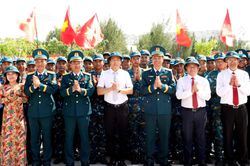 Phó Bí thư Tỉnh ủy, Chủ tịch Ủy ban MTTQ Việt Nam tỉnh Nguyễn Khắc Hà dự lễ tuyên thệ chiến sĩ mới tại Trung đoàn Pháo phòng không 591