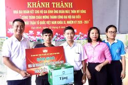Ủy ban MTTQ Việt Nam xã Vạn Ninh bàn giao nhà Đại đoàn kết cho hộ có hoàn cảnh khó khăn