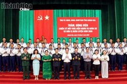 Phó Bí thư Thường trực Tỉnh ủy Hồ Xuân Trường thăm, động viên chiến sĩ mới tỉnh Khánh Hòa