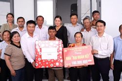 Mặt trận xã Vạn Thắng bàn giao nhà Đại đoàn kết cho hộ đặc biệt khó khăn