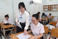 Thí sinh làm thủ tục dự thi tốt nghiệp THPT 2026