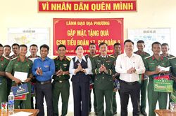 Xã Tây Khánh Sơn thăm, động viên chiến sĩ mới nhập ngũ năm 2026