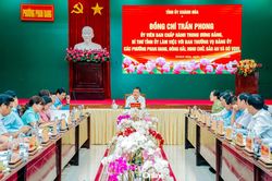 B&iacute; thư Tỉnh ủy Trần Phong l&agrave;m việc với Ban Thường vụ Đảng ủy 5 phường ph&iacute;a nam
