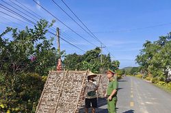 Không để đường giao thông thành sân phơi