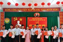Ươm mầm tương lai từ những 'hạt giống đỏ'